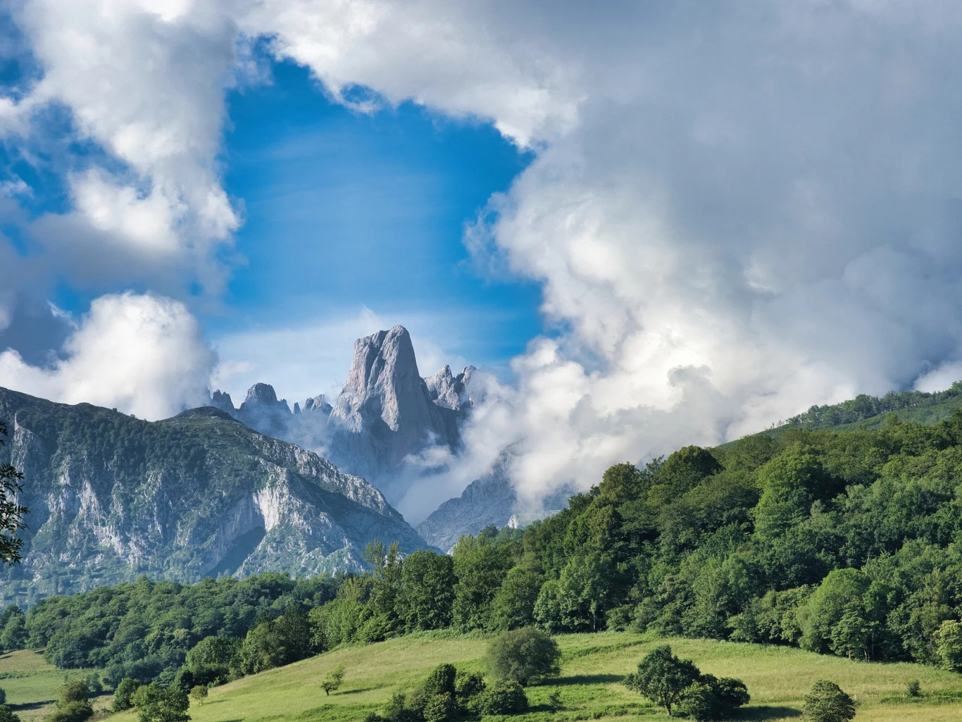 Park Narodowy Picos de Europa coraz częściej trafia do zestawień najbardziej malowniczych zakątków Europy i świata. Co o nim wiadomo? Krajobraz charakterystyczny dla Parku Narodowego Picos de Europa w Hiszpanii.