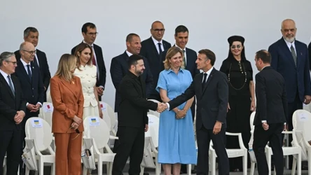Wołodymyr Zełenski (po lewej) i Emmanuel Macron (po prawej) podczas parady w Paryżu