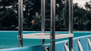 Jak przygotować przydomowy basen do sezonu kąpielowego?