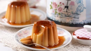 Pudding kawowy to wyśmienity deser, który idealnie smakuje z sosem karmelowym.