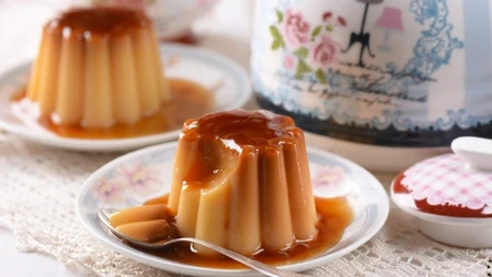 Pudding kawowy to wyśmienity deser, który idealnie smakuje z sosem karmelowym.