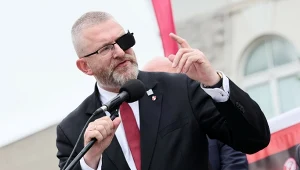 Siłowe doprowadzenie Grzegorza Brauna do prokuratury. Żurek złożył wniosek