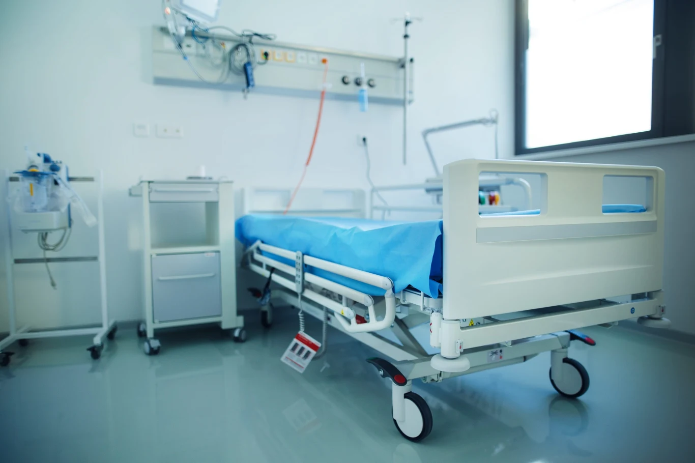 Epidemia eboli w Kongu. Dyrektor z WHO: Co najmniej dwa razy więcej przypadków Puste łóżko szpitalne