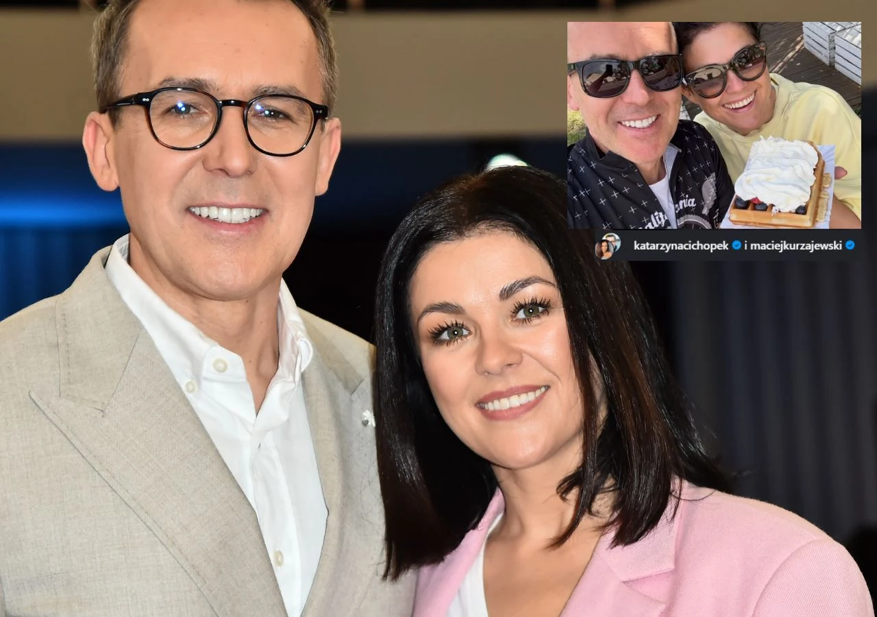 Maciej Kurzajewski i Katarzyna Cichopek Para uśmiechniętych dorosłych ubrana elegancko, kobietę wyróżnia różowa marynarka, w tle powiększone selfie innej uśmiechniętej pary, trzymających deser na talerzu.