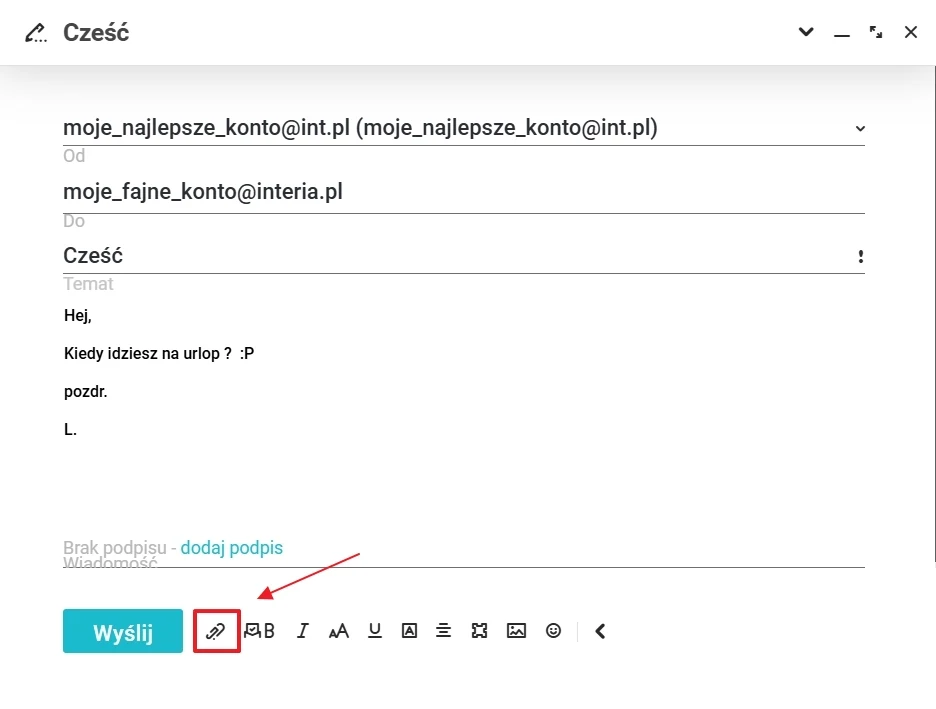 Wypełniony formularz wiadomości e-mail z tematem 'Cześć', adresem nadawcy i odbiorcy, tekstem wiadomości, oraz zaznaczonym przyciskiem do dodawania załącznika.