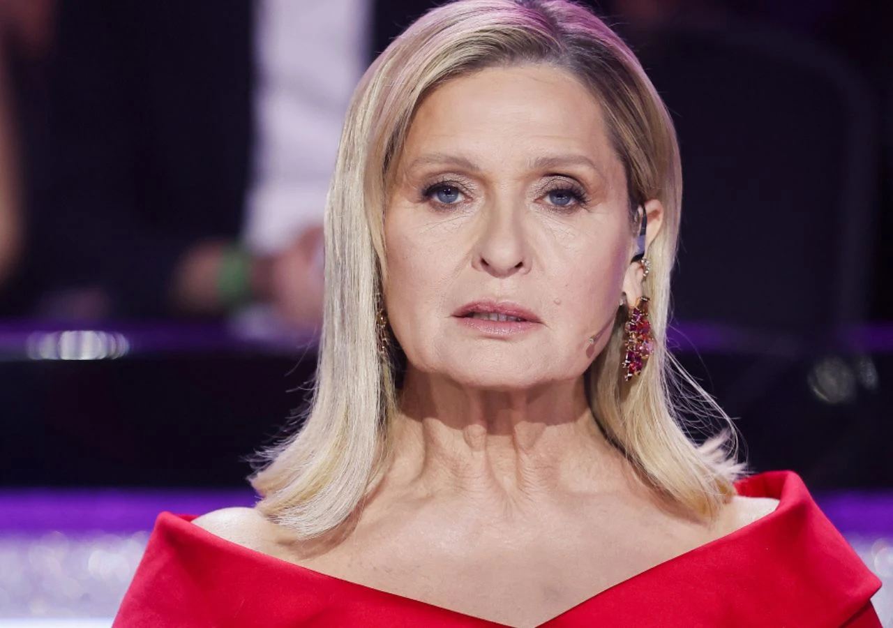 Ewa Kasprzyk w programie "Taniec z gwiazdami" Ewa Kasprzyk w eleganckiej czerwonej sukni na planie programu Taniec z gwiazdami.