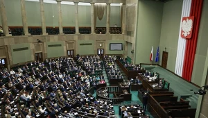 Największe partie z problemami, potężna fala na prawicy. Nowy sondaż