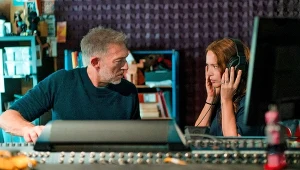 Vincent Cassel i Virginie Efira w scenie z filmu "Historie równoległe"