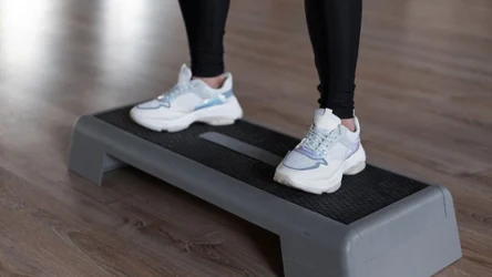 Krótki trening na stepperze lub wejście po schodach to dobry sposób na krótki trening po posiłku. Dlaczego?