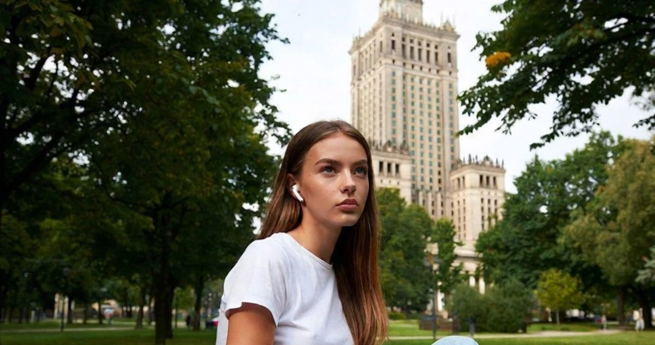AirPods podbiły Warszawę. Co zrobić, gdy ulubione słuchawki przestaną działać?