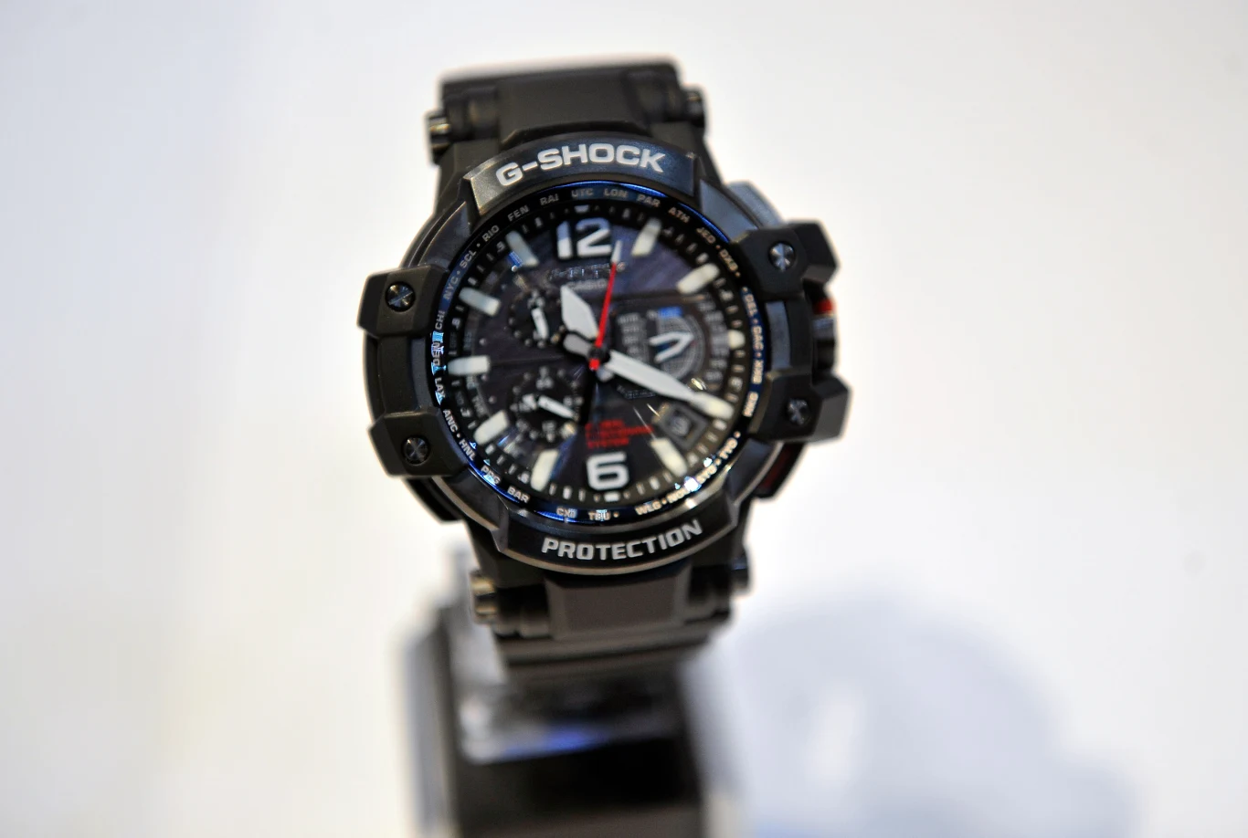 Casio G-Shock Czarny zegarek Casio G-Shock z dużą, analogowo-cyfrową tarczą i solidną kopertą.