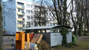 Czy zostawianie mebli przy śmietniku jest legalne? Polacy wciąż nie wiedzą