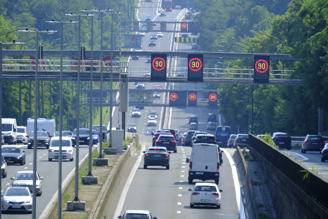Belgijskie autostrady zostaną objęte opłatami dla samochodów osobowych Belgijska autostrada z elektronicznymi znakami ograniczenia prędkości i samochodami w obu kierunkach.