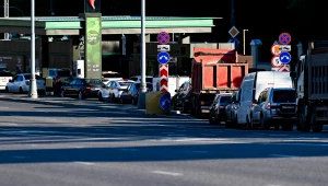 Na rosyjskich stacjach brakuje paliwa, a jeśli jest - ustawiają się po nie długie kolejki