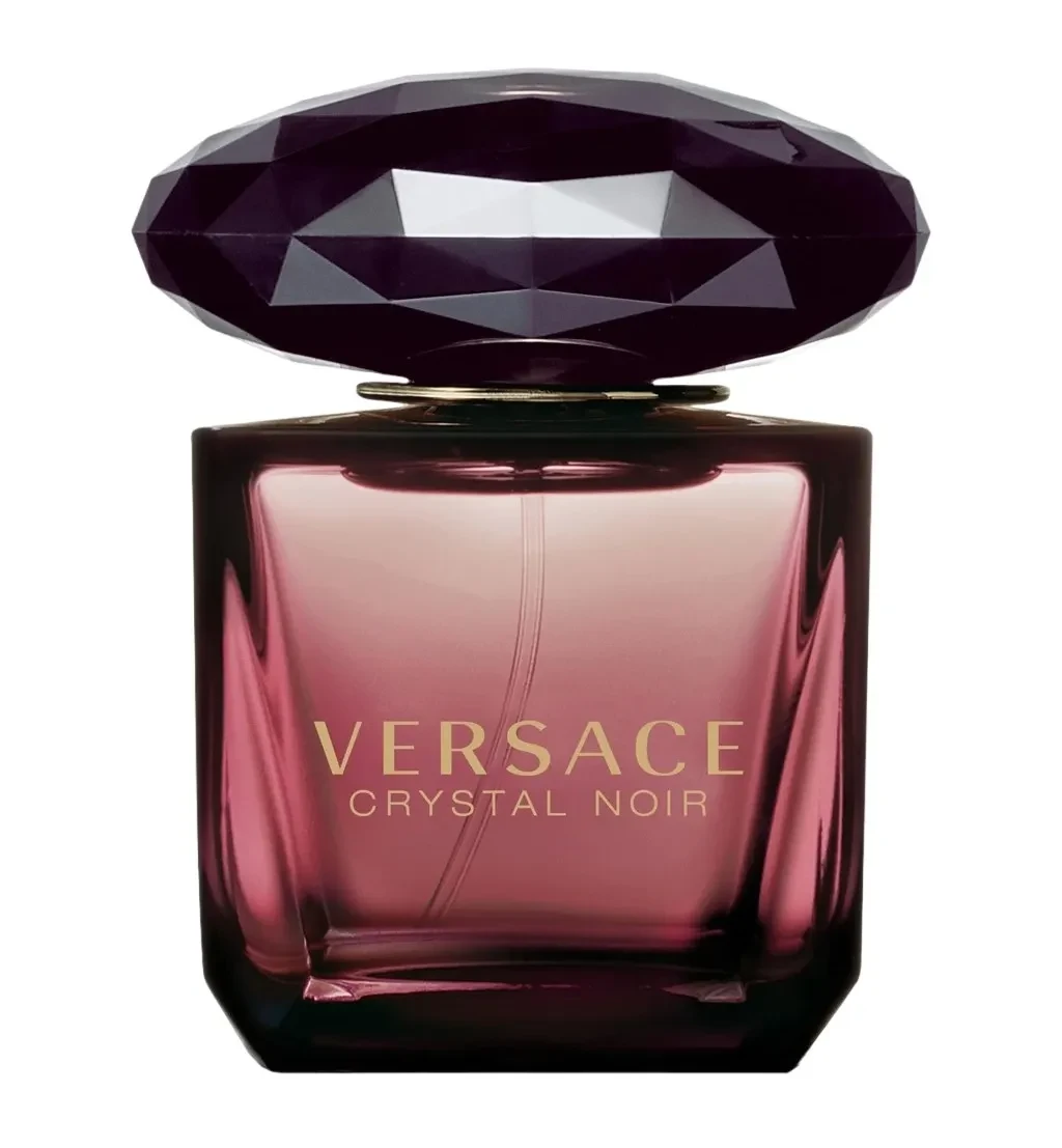 Butelka perfum Versace Crystal Noir o ciemnofioletowym szkle i dużym, wielościennym korku, ozdobiona złotym logo marki.