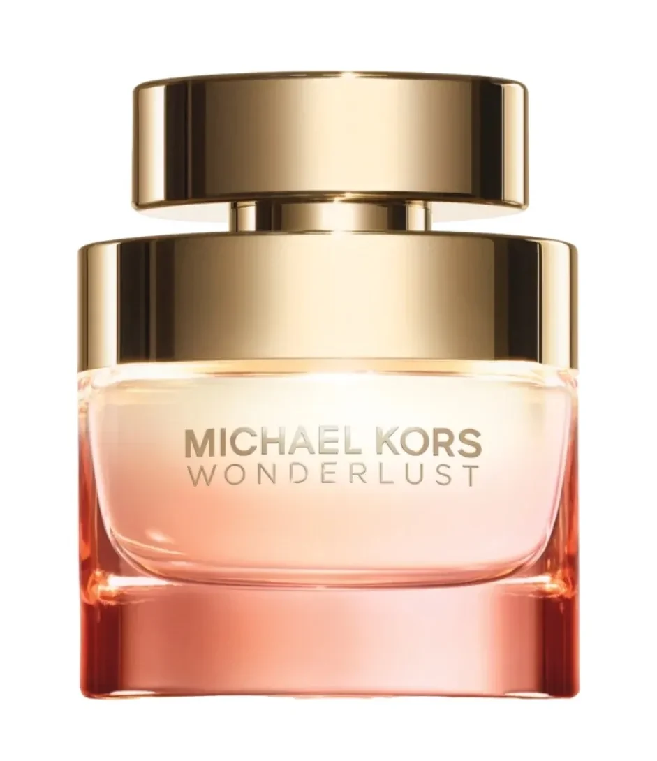 Elegancki flakon perfum Michael Kors Wonderlust z grubego, przezroczystego szkła z gradientowym przejściem kolorów od jasnoróżowego do złotego, ozdobiony złotą zakrętką i stylowym logotypem na froncie.