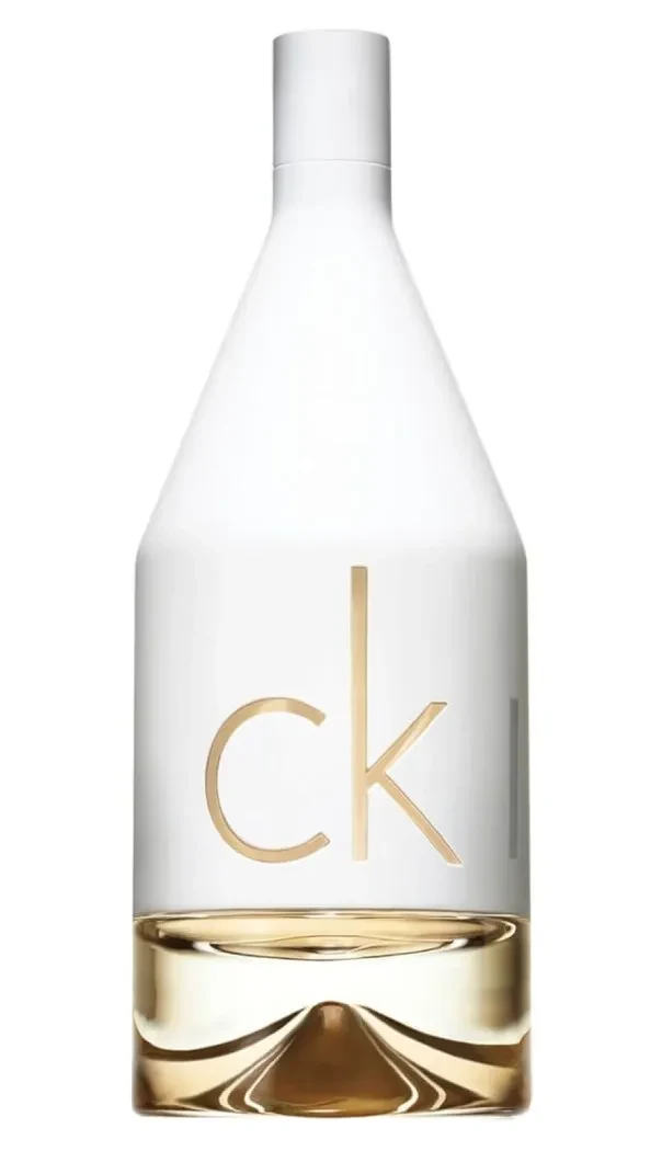 Butelka perfum o minimalistycznym designie z przezroczystego szkła, na której widnieją złote litery 'ck'; w dolnej części widoczny jasnobeżowy płyn.