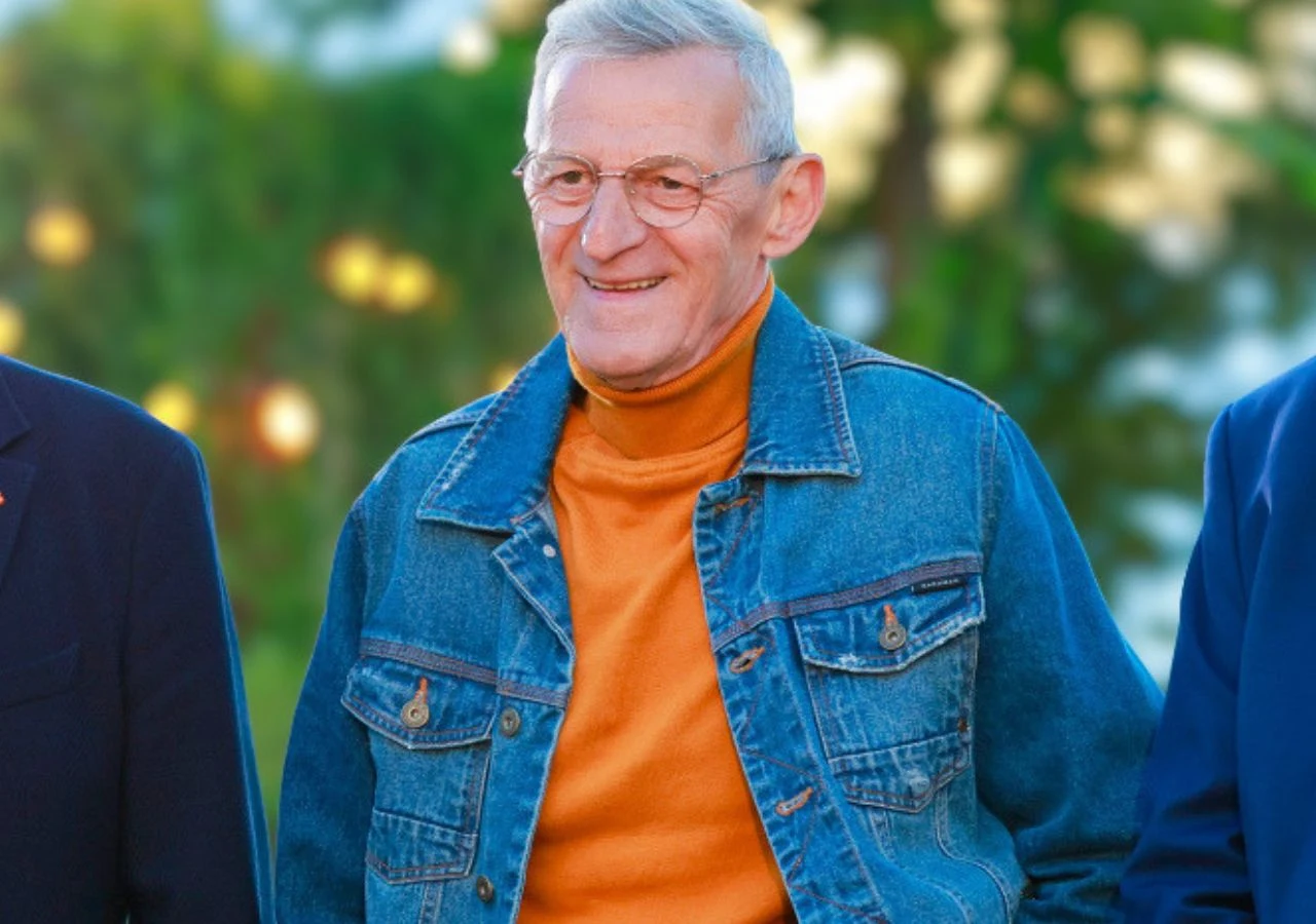 Zdzisław Obst z Gryfina w "Sanatorium miłości" Uczestnik Sanatorium miłości Zdzisław Obst w dżinsowej kurtce i pomarańczowym golfie podczas nagrań programu.
