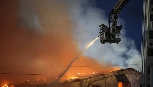 Atak Rosji na Kijów. Strażacy walczą z pożarami. Zdj. ilustracyjne