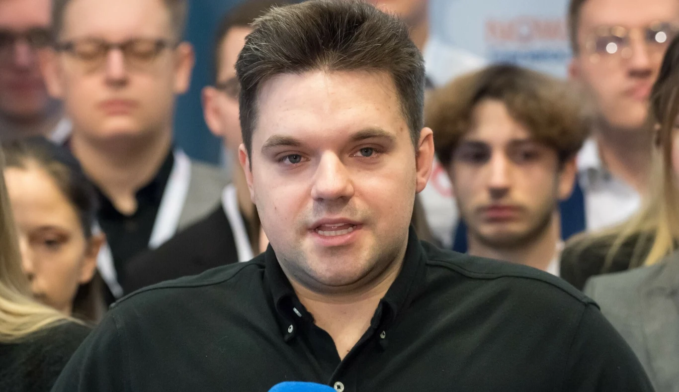Szpital wezwał Kacprzyka do wyjaśnień. Chodzi o 500 tys. zł Mężczyzna w ciemnej koszuli mówi do mikrofonu, za nim grupa osób, w tle temat zwrotu 500 tys. zł do szpitala.