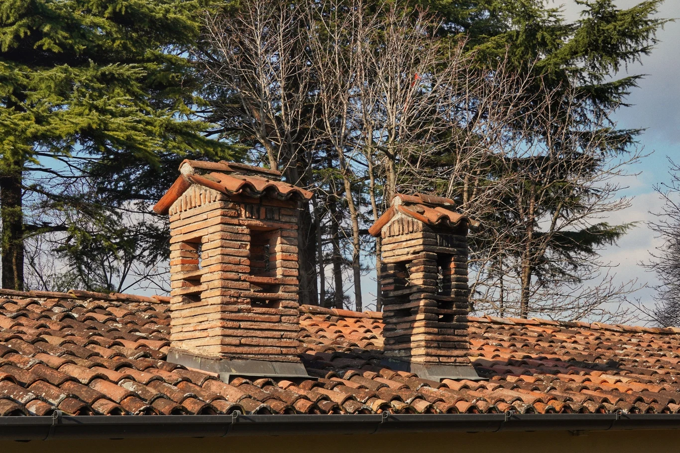 Program „Czyste Powietrze” obejmuje domy jednorodzinne oraz wydzielone lokale w takich budynkach. Wysokość dotacji zależy od dochodów gospodarstwa domowego oraz zakresu planowanych prac.