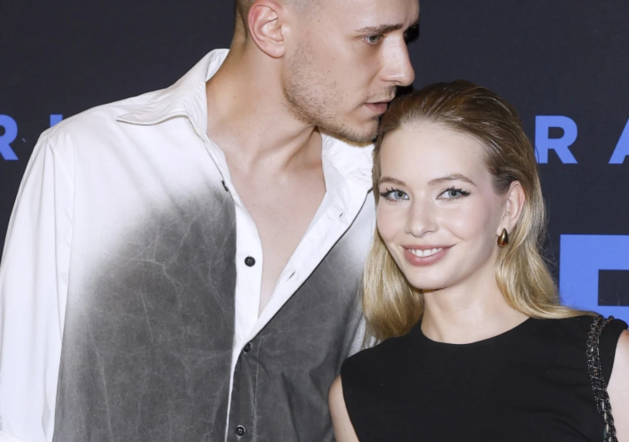 Mikołaj Krajewski, Justyna Zielska Mikołaj Krajewski i Justyna Zielska pozujący razem na ściance podczas premiery filmowej.