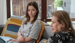 Ewa (Gabriela Ziembicka) chce przekonać babcię (Marzena Trybała), że wyszła za mąż nie dla zabawy, ale z wielkiej miłości