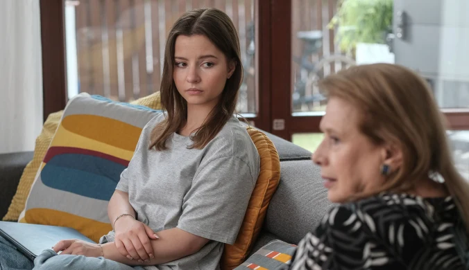 Ewa (Gabriela Ziembicka) chce przekonać babcię (Marzena Trybała), że wyszła za mąż nie dla zabawy, ale z wielkiej miłości