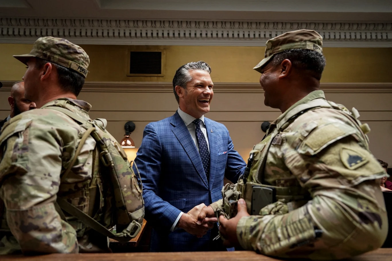 Pete Hegseth Pete Hegseth i żołnierze USA