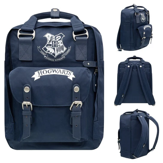Granatowy plecak z herbem i napisem Hogwarts, dużą przednią kieszenią z klamrami, dwiema regulowanymi szelkami oraz górnym uchwytem do noszenia.