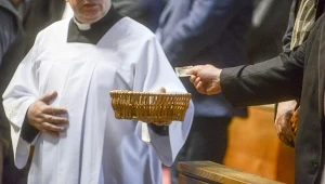 Oto ile Polacy dają na tacę. Na co przeznaczane są te pieniądze?