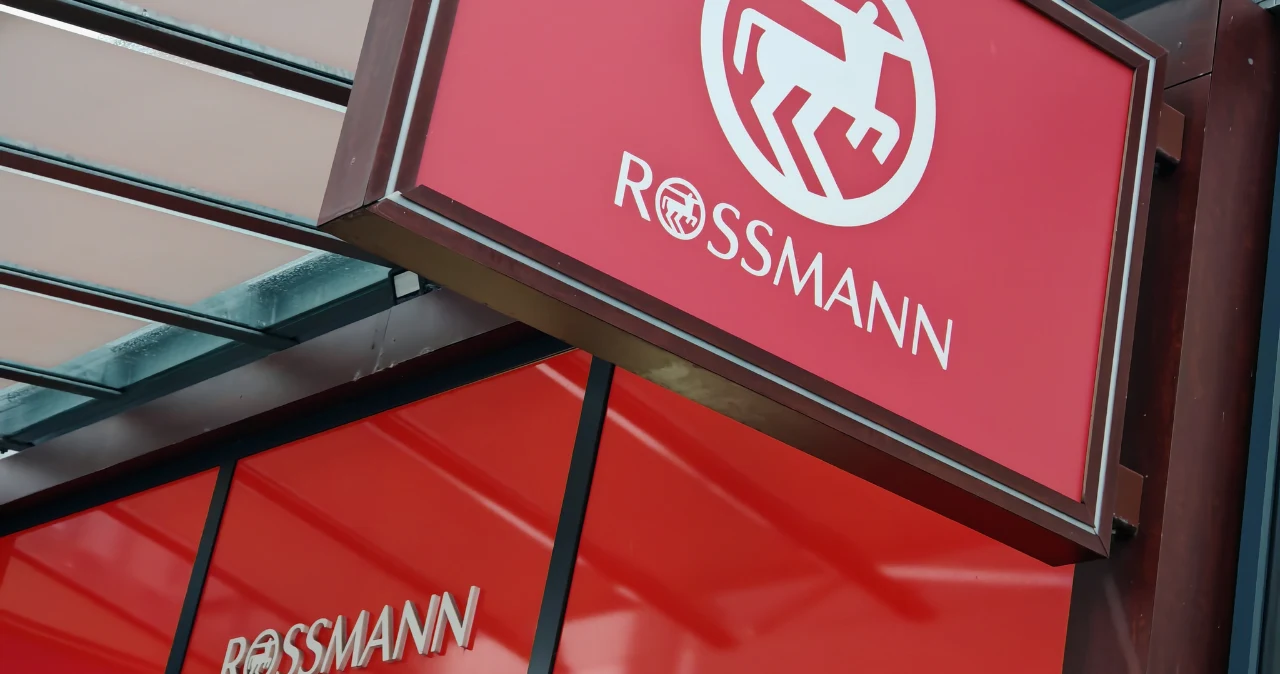 Rossmann pokazał letnią kolekcję. Trudno uwierzyć, że te dodatki kosztują tylko 19,99 zł Wejście do drogerii Rossmann z czerwonym szyldem i białym logo nad drzwiami.