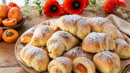 Drożdżowe rogaliki z morelami