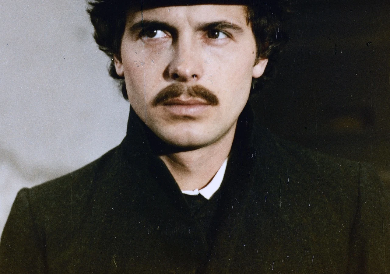 Jerzy Matałowski Aktor Jerzy Matałowski w ciemnym płaszczu i białej koszuli.