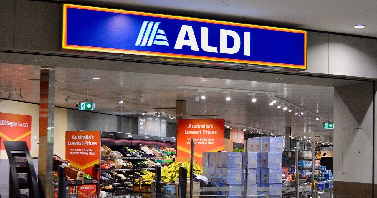 Od czwartku w Aldi nawet 82% taniej. Ruszył Tani Weekend z mocnymi promocjami Wejście do supermarketu Aldi z widocznym szyldem, półkami produktów i plakatami promocyjnymi.