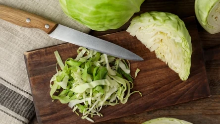 Młoda kapusta małosolna łączy w sobie soczystość, przyjemną chrupkość, delikatną kwasowość i aromat świeżych ziół