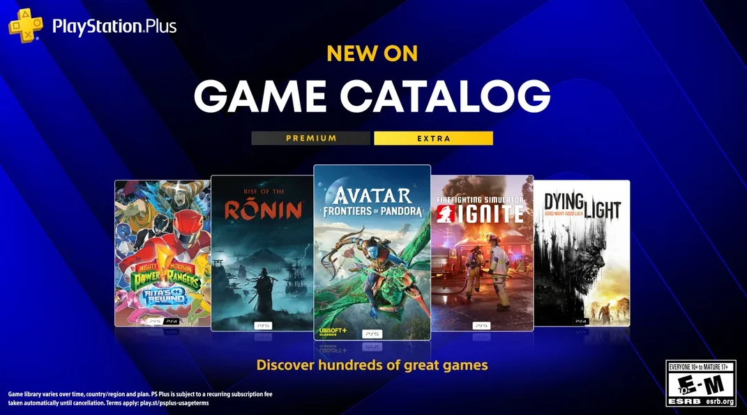 Pięć okładek gier dostępnych w PlayStation Plus, w tym popularne tytuły jak Dragon Ball FighterZ, Rise of the Ronin, Avatar Frontiers of Pandora, Tales of Kenzera: ZAU oraz Dying Light, pokazanych na tle ciemnoniebieskiej grafiki promującej aktualizacj...