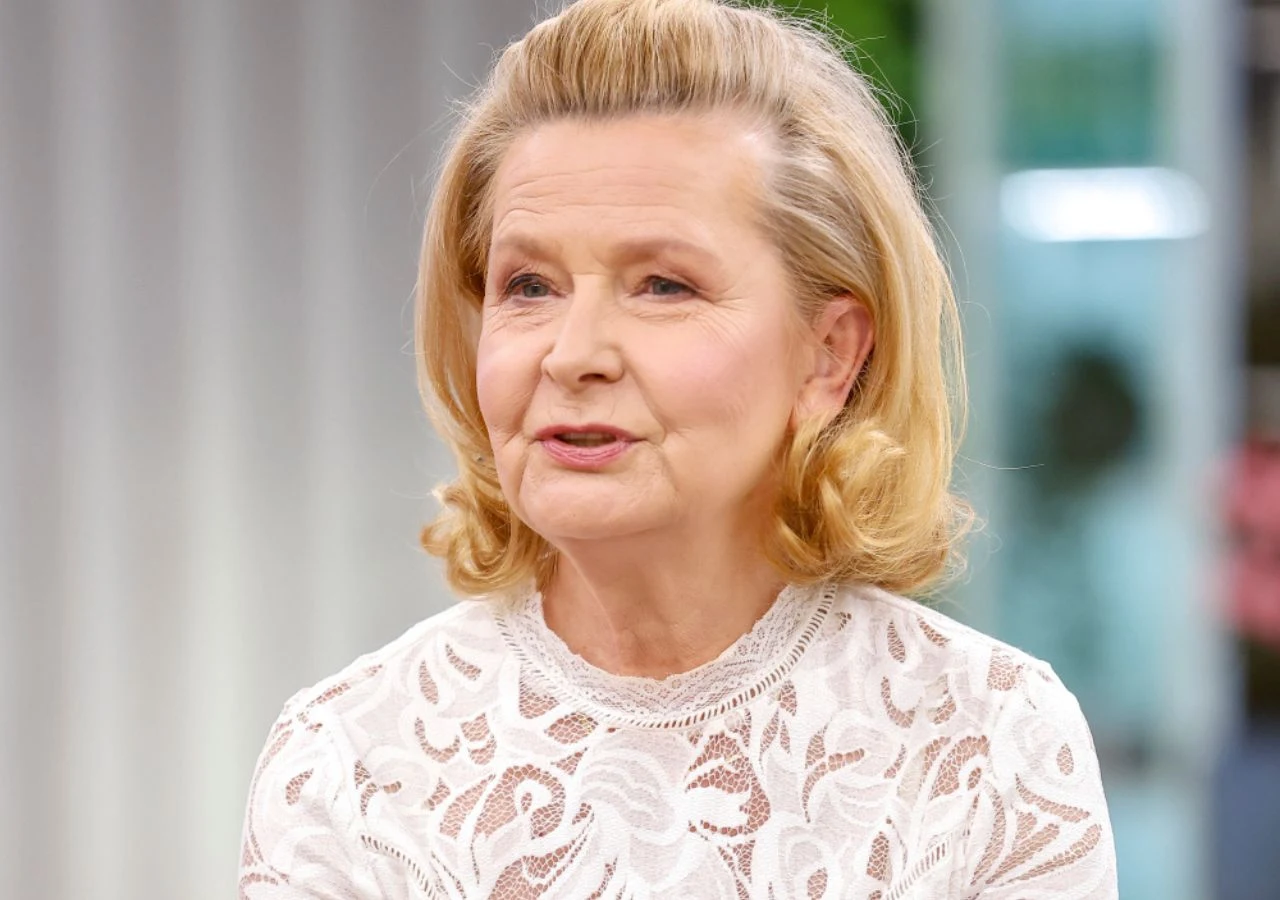 Barbara Bursztynowicz w "halo tu polsat" Barbara Bursztynowicz w programie Halo tu Polsat. Aktorka ma blond włosy i białą koronkową bluzkę.