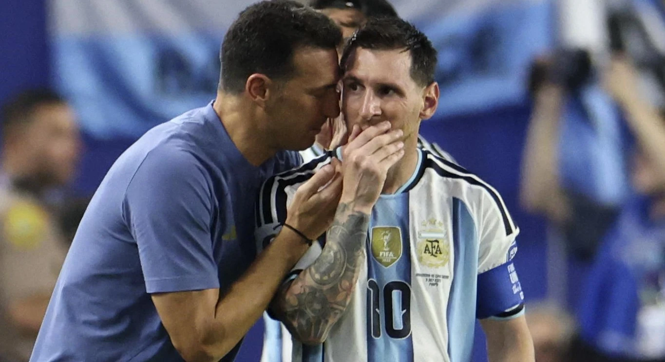 Selekcjoner Lionel Scaloni w sekretnej pogawędce z największym asem swojej ekipy - Lionelem Messim article cover