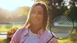 Badminton ma ogromną zaletę - sprzęt jest tani, a sama gra nie wymaga specjalnych kortów. Wystarczy trawnik