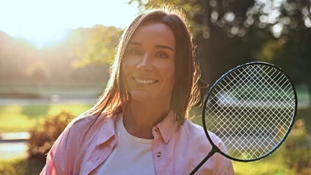 Badminton ma ogromną zaletę - sprzęt jest tani, a sama gra nie wymaga specjalnych kortów. Wystarczy trawnik