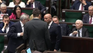 Poseł koalicji nagle podszedł do ław PiS. Miał prezent dla Czarnka