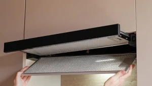 Wsyp szklankę do wrzątku i włóż filtr z okapu. Stary tłuszcz spłynie