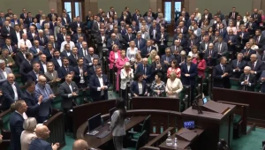 Marszałek wstał, za nim cała sala. Uchwała przyjęta przez aklamację