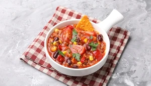 Większość Polaków o tym nie wie. Kostka czekolady potrafi odmienić chili con carne