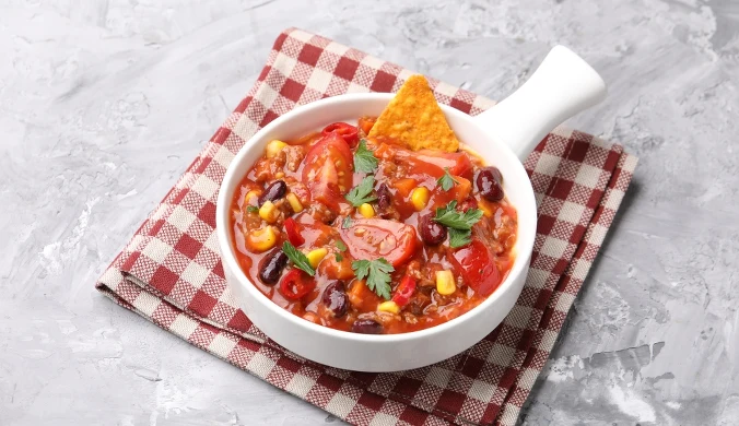 Większość Polaków o tym nie wie. Kostka czekolady potrafi odmienić chili con carne