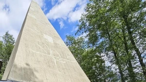 Ta piramida leży na... Mazurach. Mało kto zna jej historię
