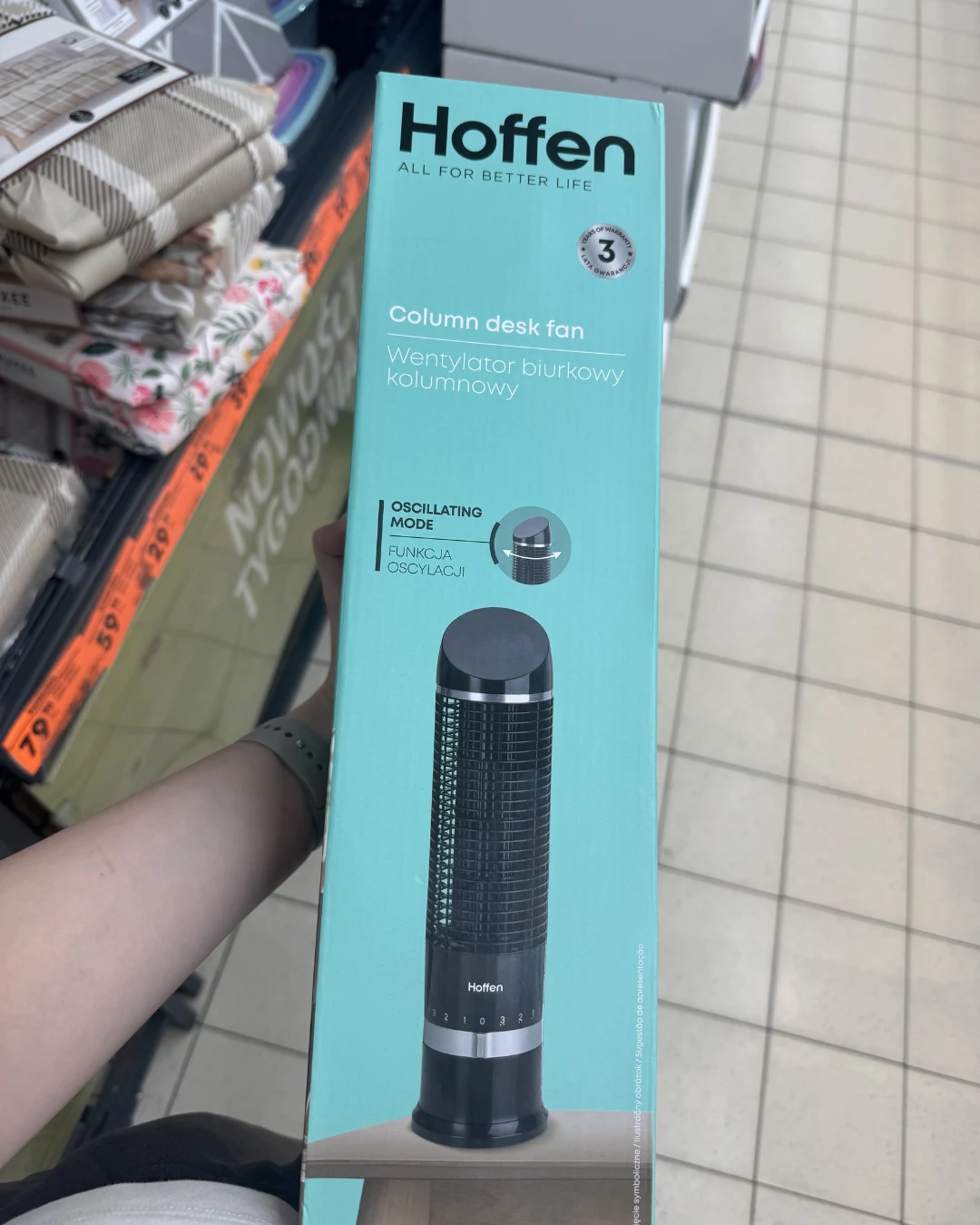 Opakowanie wentylatora biurkowego kolumnowego marki Hoffen z widocznymi napisami i graficznym przedstawieniem produktu na tle sklepowych półek.