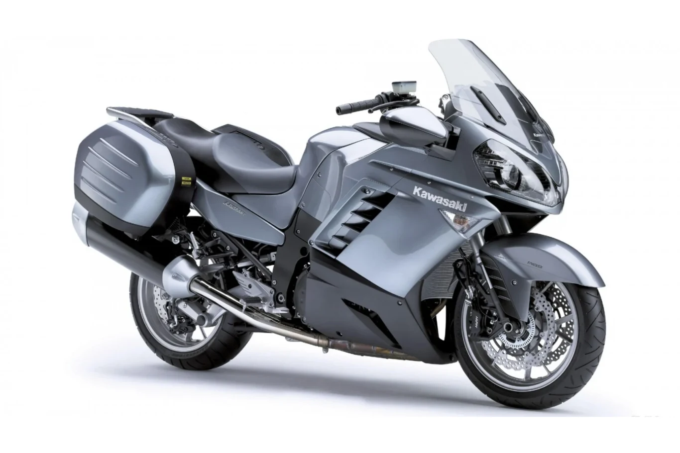 Motocykl turystyczny Kawasaki w srebrno-czarnym kolorze, wyposażony w obszerną szybę, dwa boczne kufry oraz masywną przednią owiewkę.