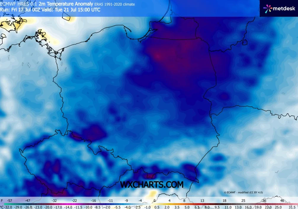 Mapa prezentuje anomalię temperatury powietrza w Polsce i okolicznych krajach, z zaznaczonym na niebiesko i fioletowo znacznym ochłodzeniem w północno-wschodniej części kraju.